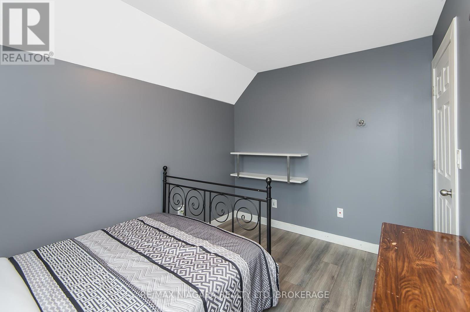 92 Hodgkins Avenue, Thorold, Ontario  L2V 1M1 - Photo 14 - X12484532