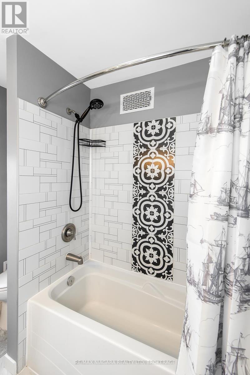 92 Hodgkins Avenue, Thorold, Ontario  L2V 1M1 - Photo 18 - X12484532