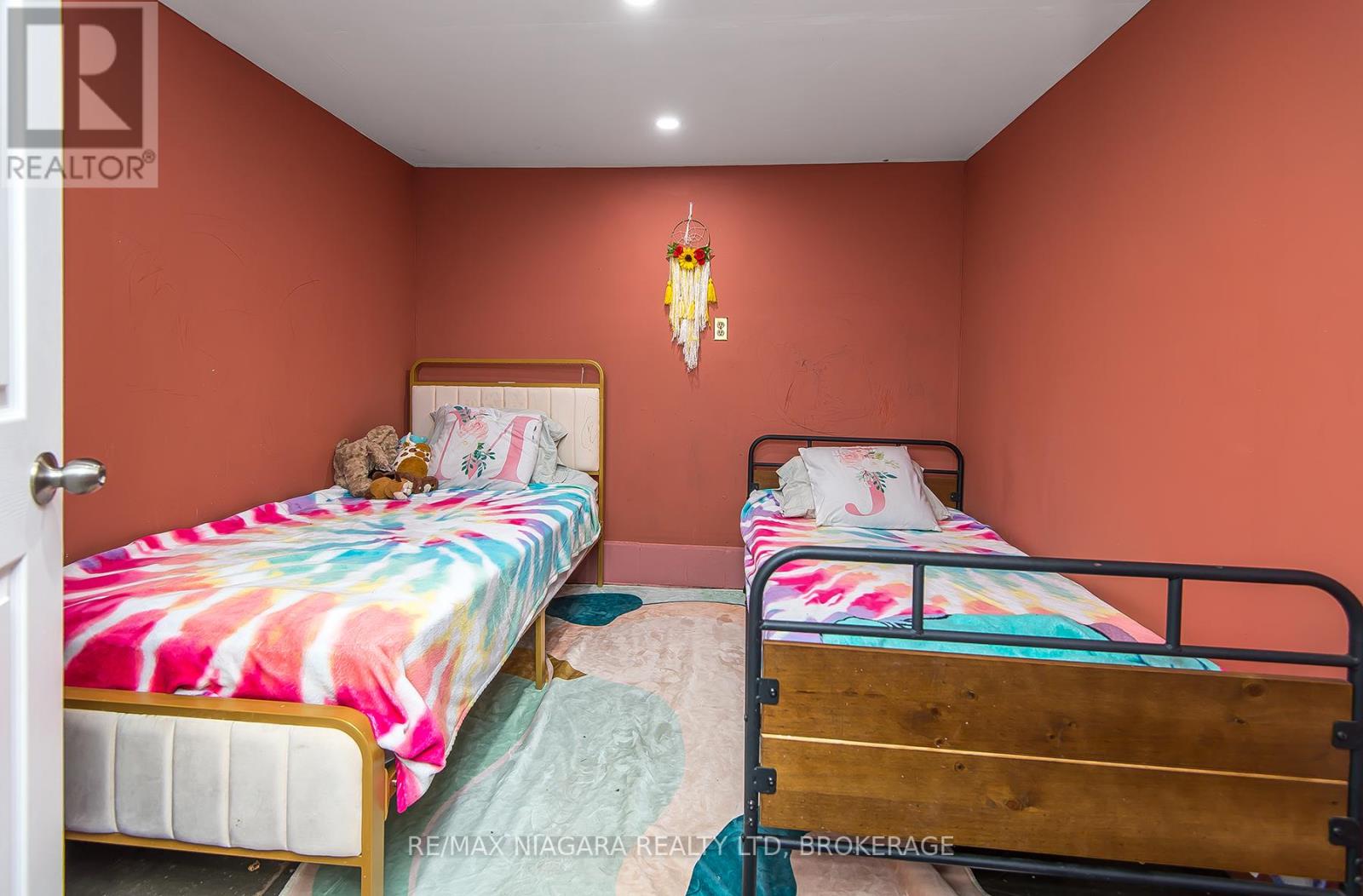 92 Hodgkins Avenue, Thorold, Ontario  L2V 1M1 - Photo 34 - X12484532