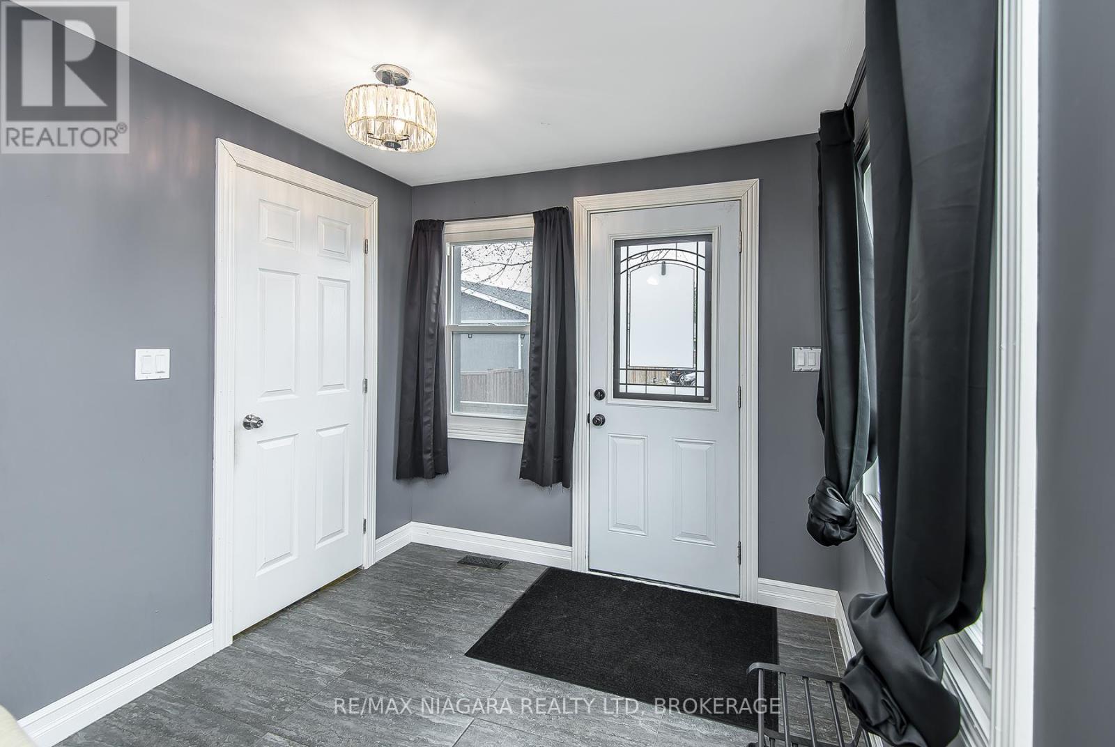 92 Hodgkins Avenue, Thorold, Ontario  L2V 1M1 - Photo 5 - X12484532