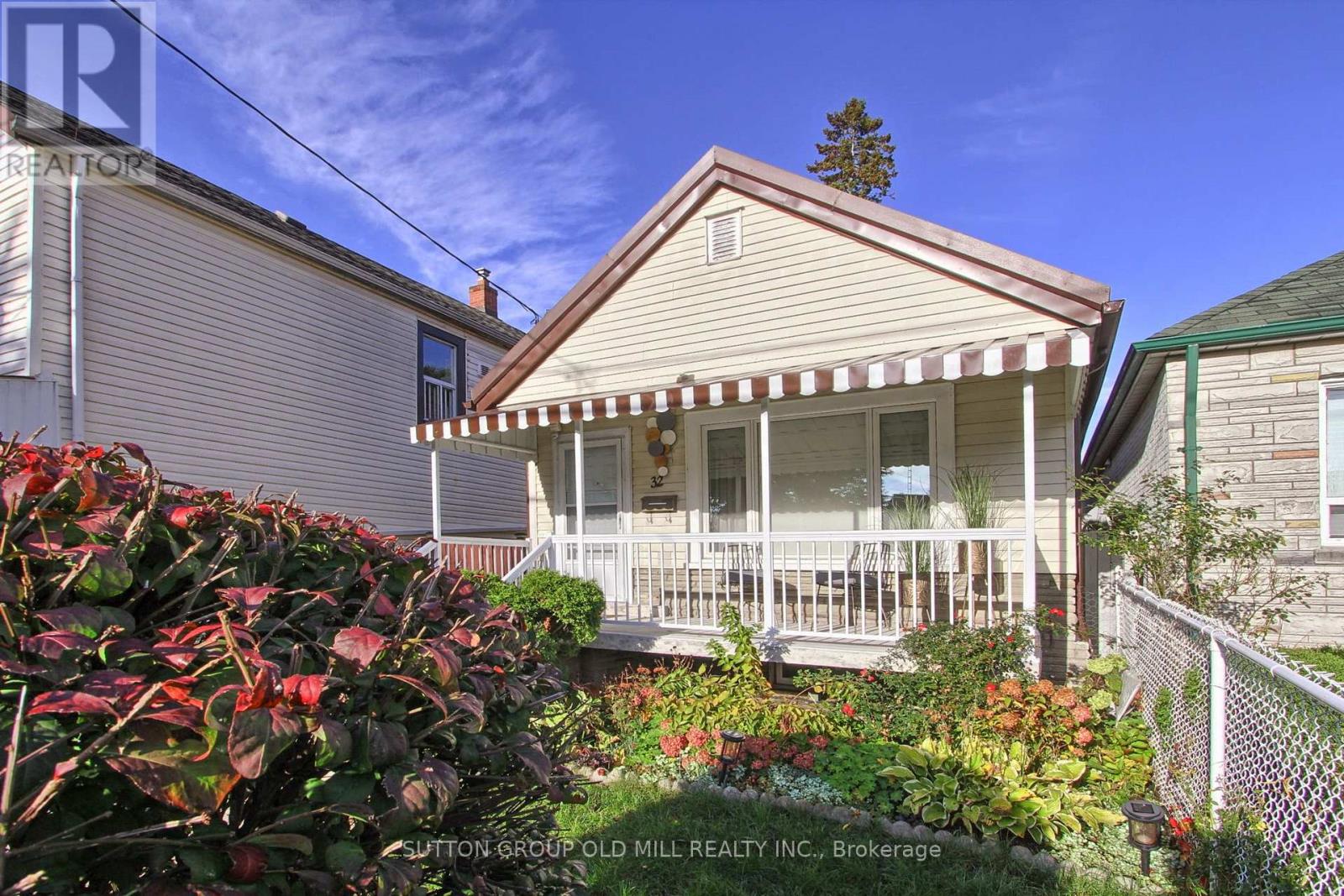 32 Florence Crescent, Toronto, Ontario  M6N 4E4 - Photo 2 - W12484423