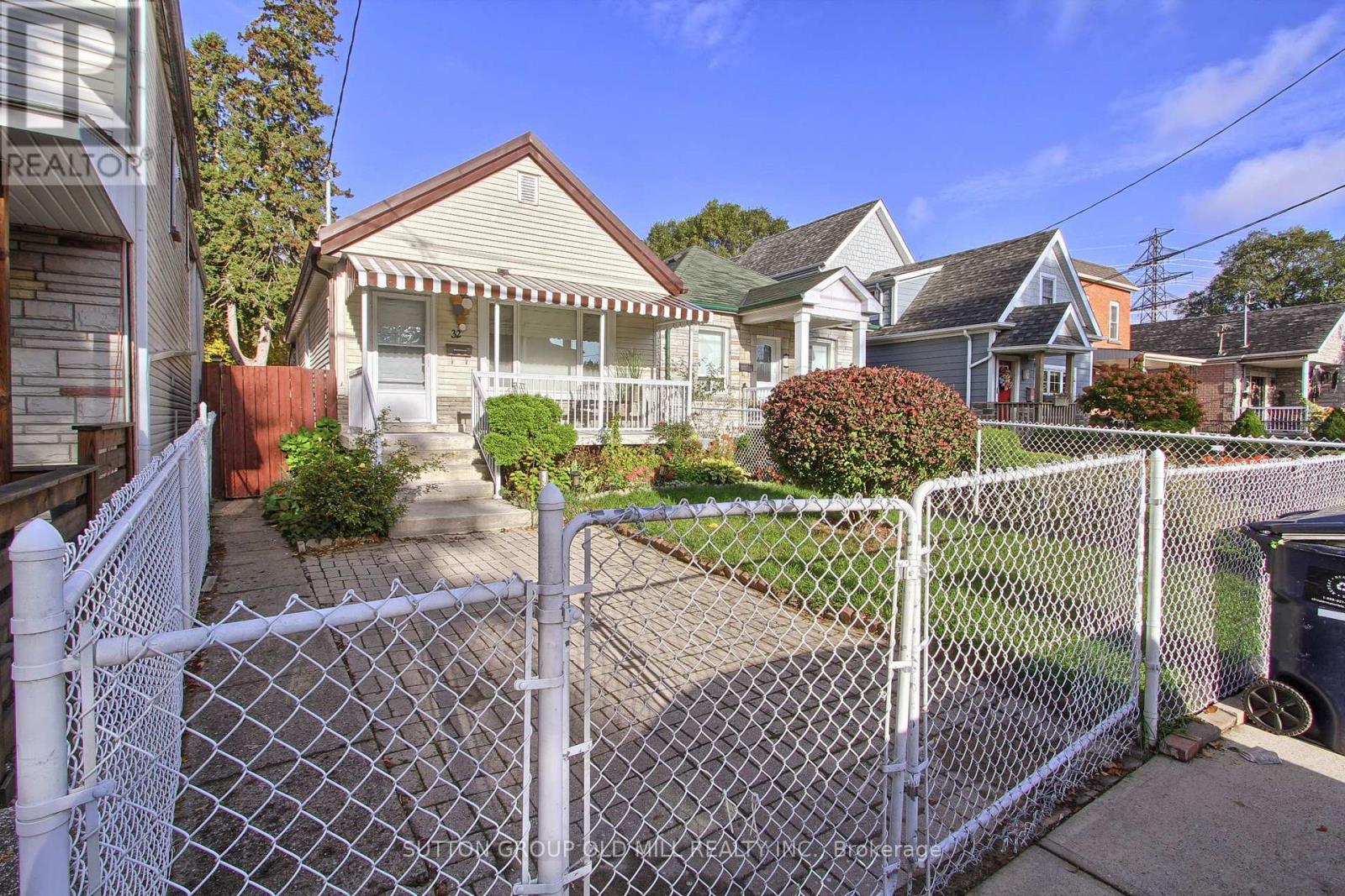 32 Florence Crescent, Toronto, Ontario  M6N 4E4 - Photo 3 - W12484423