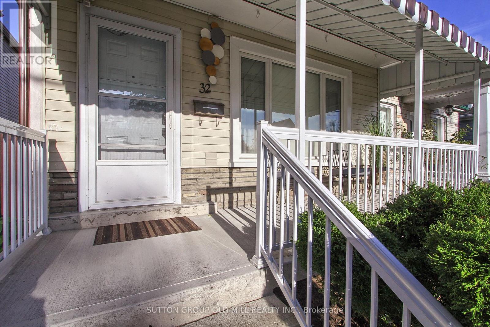 32 Florence Crescent, Toronto, Ontario  M6N 4E4 - Photo 4 - W12484423