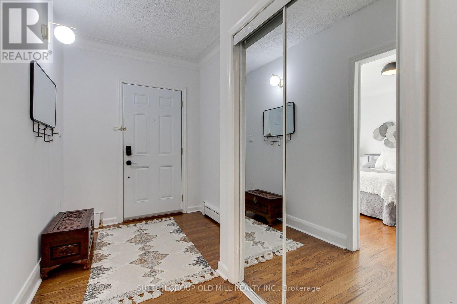 32 Florence Crescent, Toronto, Ontario  M6N 4E4 - Photo 5 - W12484423