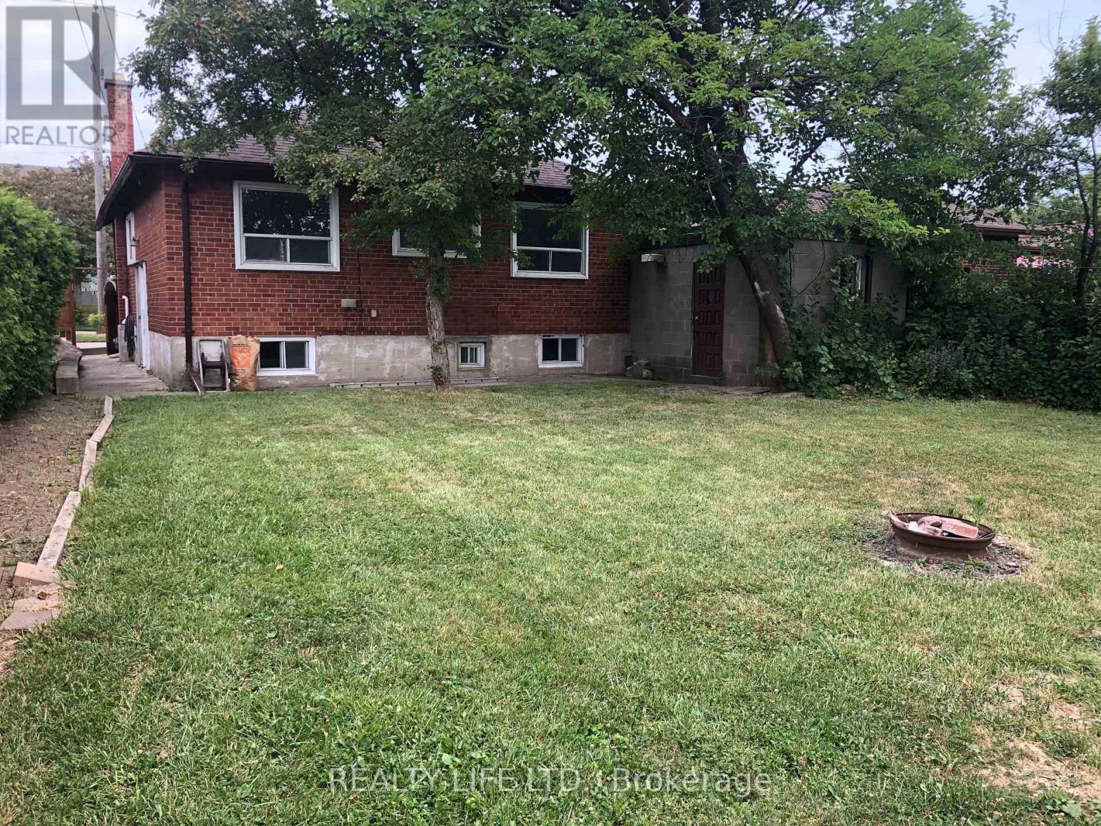 54 Garside Crescent, Toronto, Ontario  M6M 2Z6 - Photo 24 - W12484425