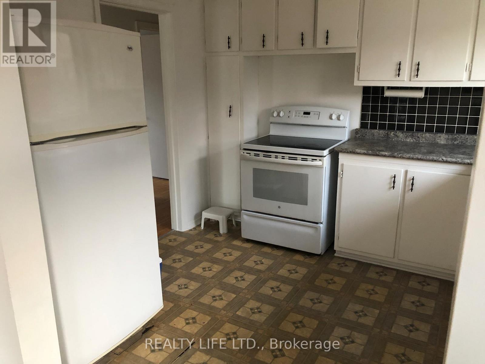 54 Garside Crescent, Toronto, Ontario  M6M 2Z6 - Photo 8 - W12484425