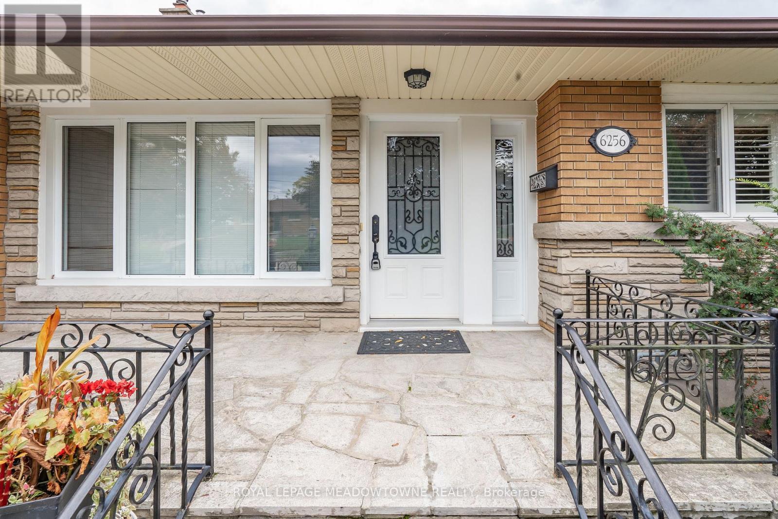 6256 Balmoral Avenue, Niagara Falls, Ontario  L2E 3A6 - Photo 4 - X12484422