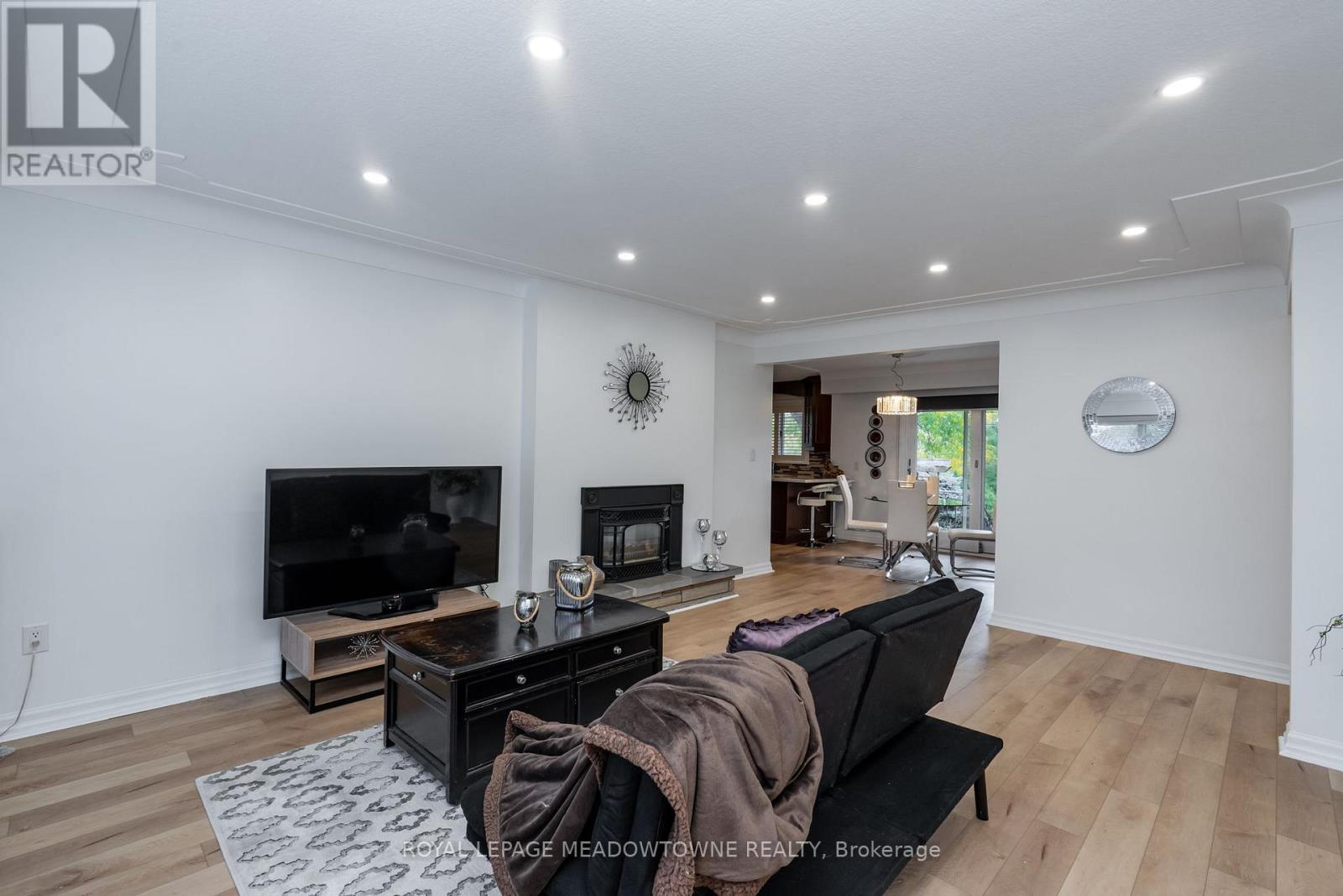 6256 Balmoral Avenue, Niagara Falls, Ontario  L2E 3A6 - Photo 5 - X12484422