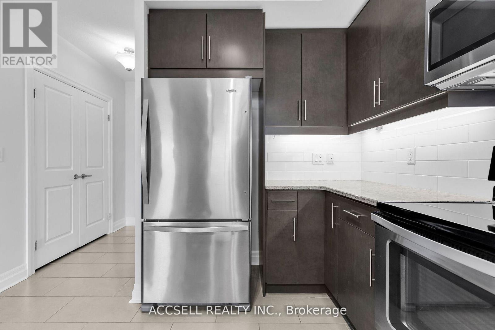 902 - 260 Villagewalk Boulevard, London North, Ontario  N6G 0P6 - Photo 5 - X12484464