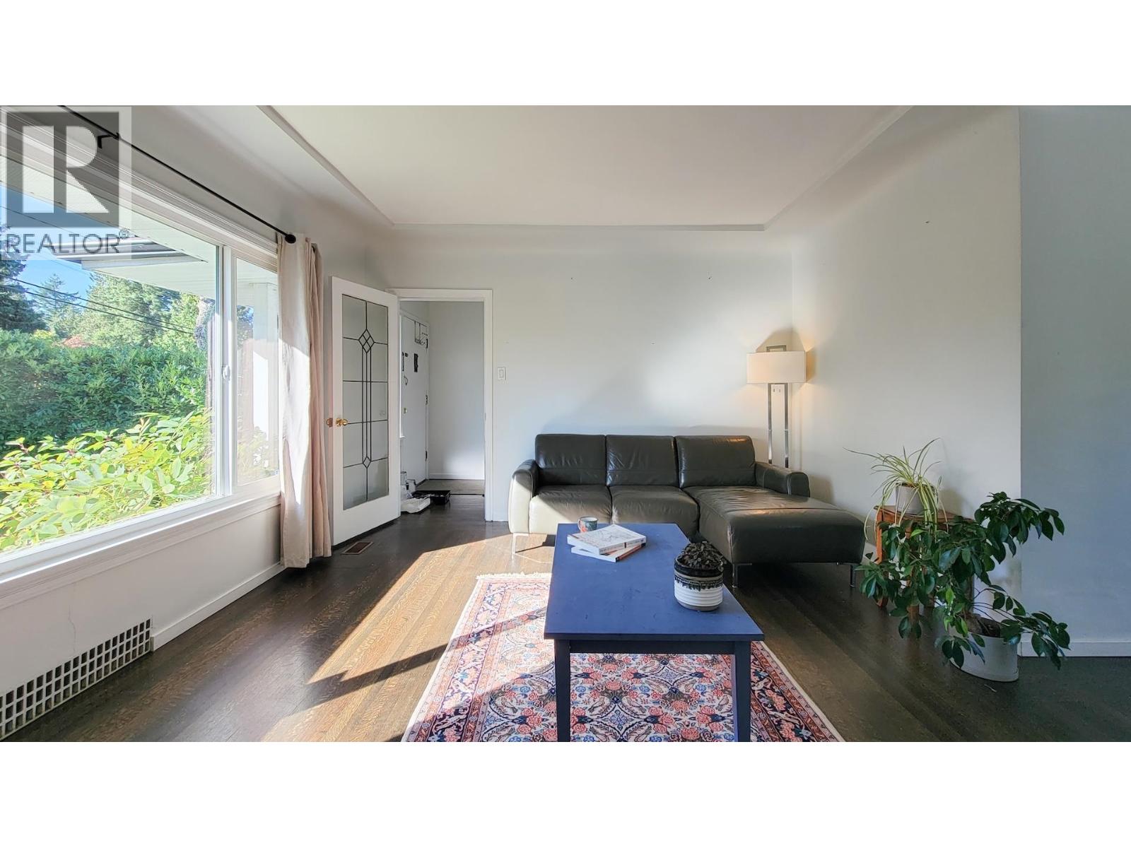 442 W 23rd Street, North Vancouver, British Columbia  V7M 2B7 - Photo 2 - R3047126