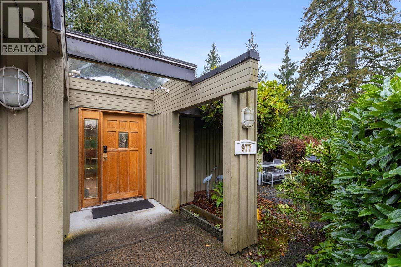 977 BELVEDERE DRIVE, North Vancouver, British Columbia