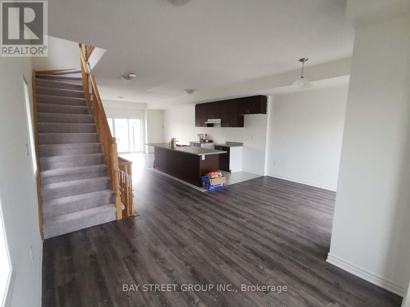 53 Shelburne Avenue, Wasaga Beach, Ontario  L9Z 0J4 - Photo 4 - S12484477