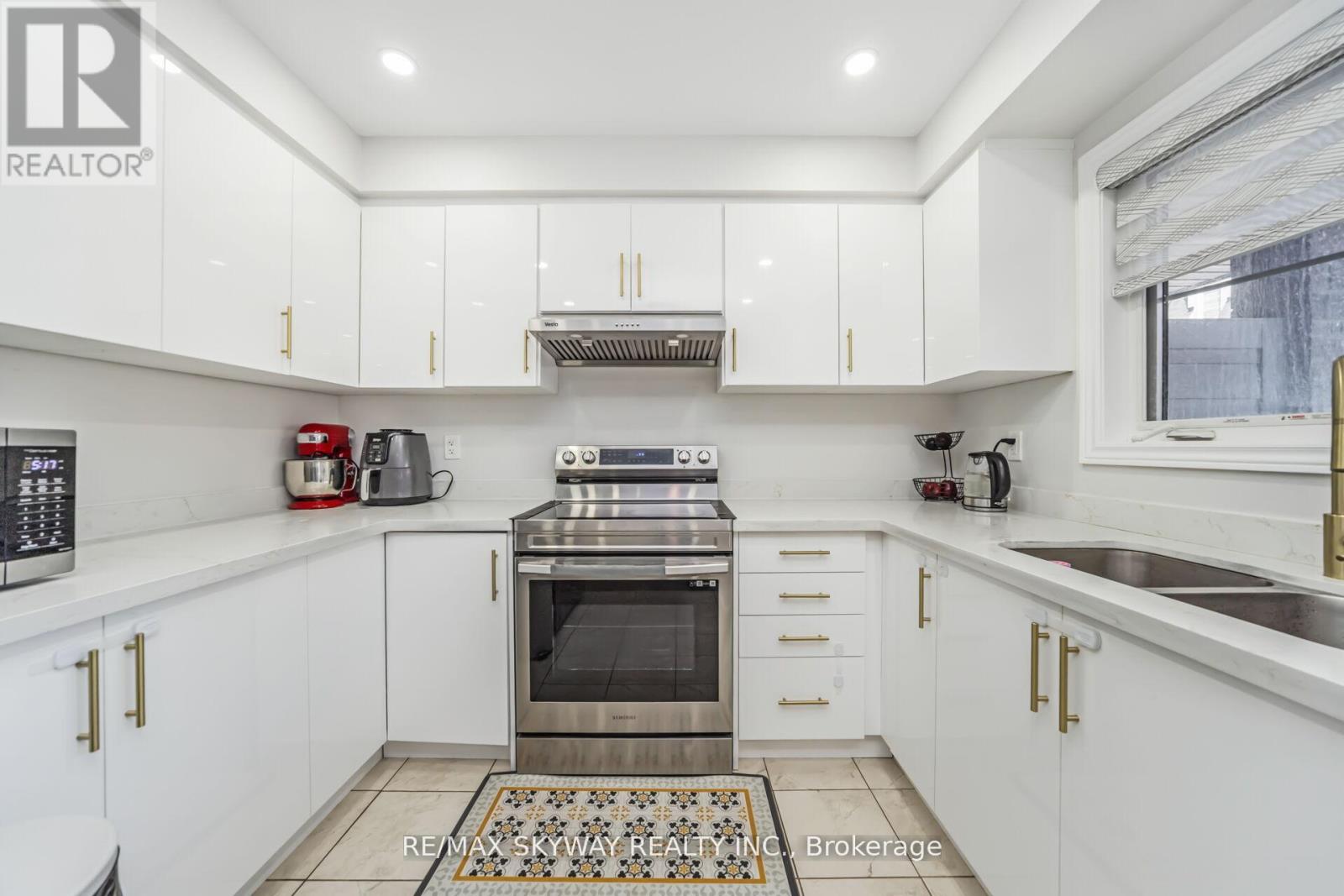 22 - 200 Veterans Drive, Brampton, Ontario  L7A 4S6 - Photo 11 - W12484527