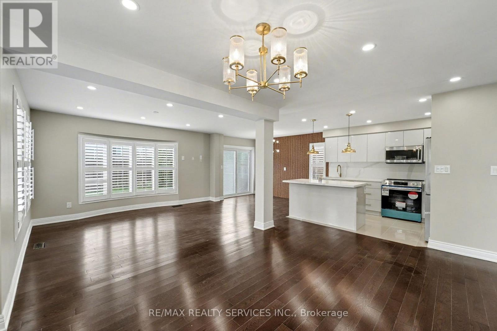 Main - 1032 Blueheron Boulevard, Mississauga, Ontario  L5V 2J8 - Photo 4 - W12484535