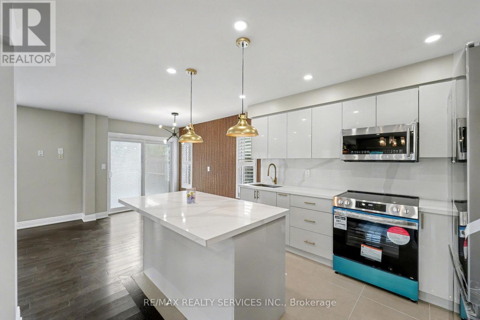 Main - 1032 Blueheron Boulevard, Mississauga, Ontario  L5V 2J8 - Photo 8 - W12484535