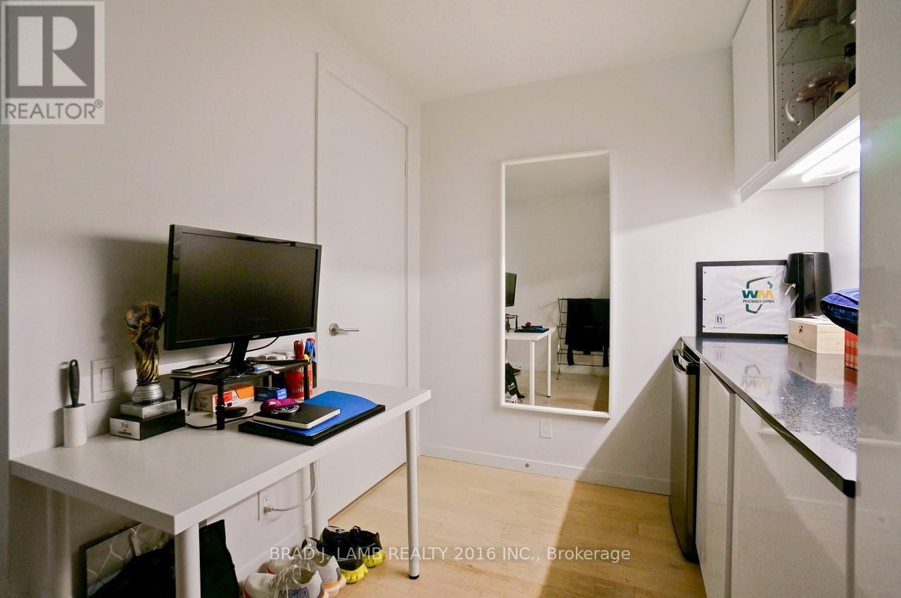 210 - 383 Sorauren Avenue, Toronto, Ontario  M6R 0A4 - Photo 10 - W12484538