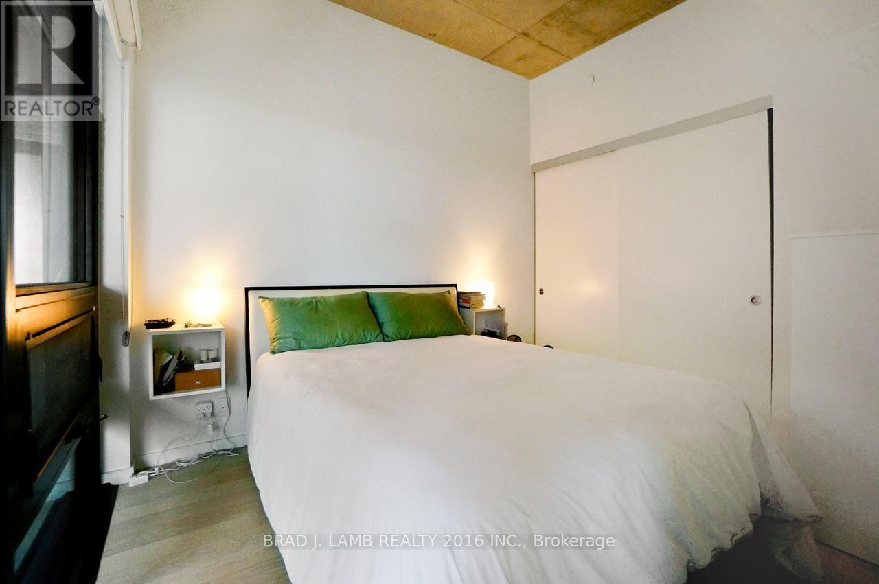 210 - 383 Sorauren Avenue, Toronto, Ontario  M6R 0A4 - Photo 7 - W12484538