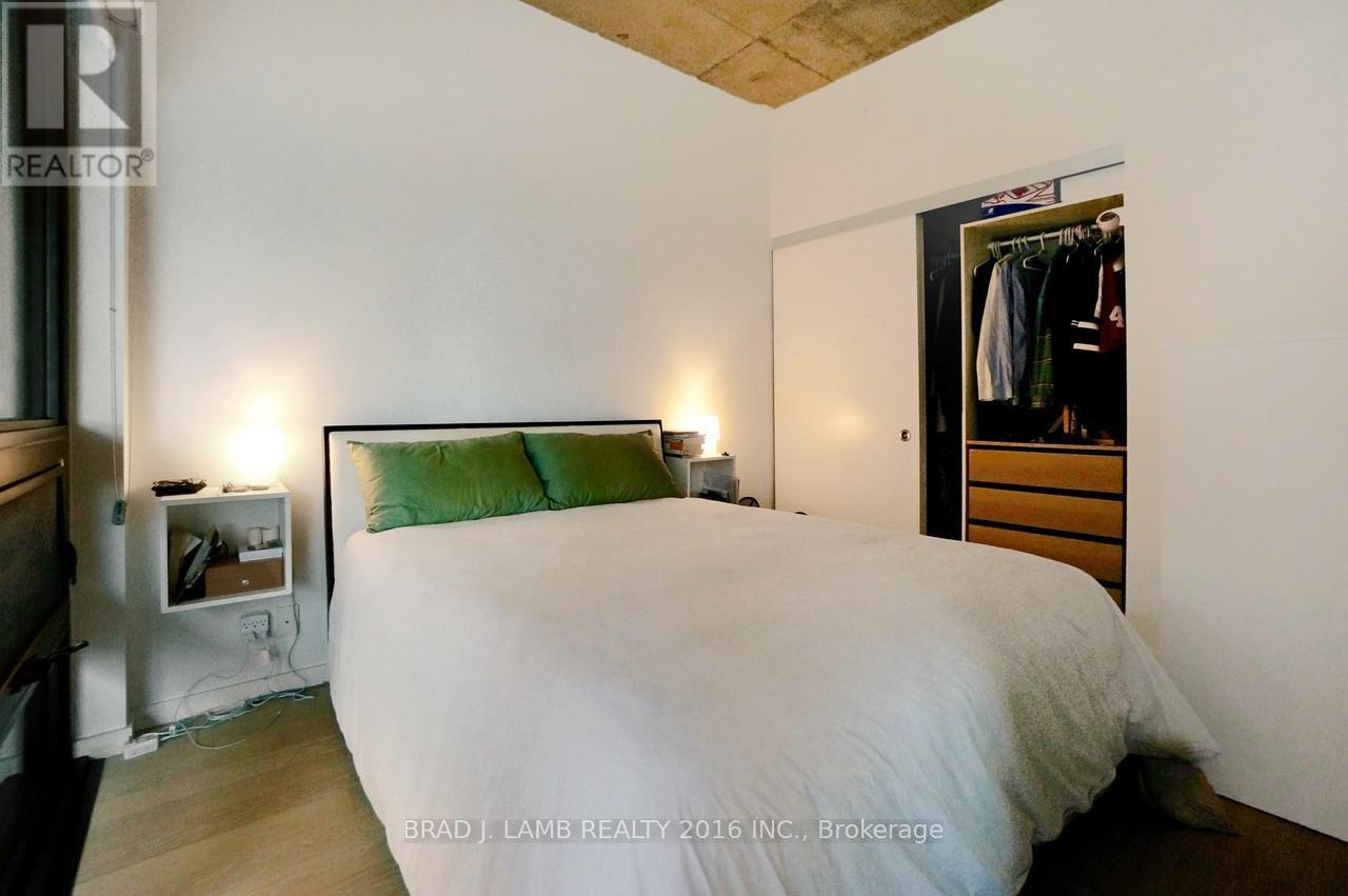 210 - 383 Sorauren Avenue, Toronto, Ontario  M6R 0A4 - Photo 8 - W12484538