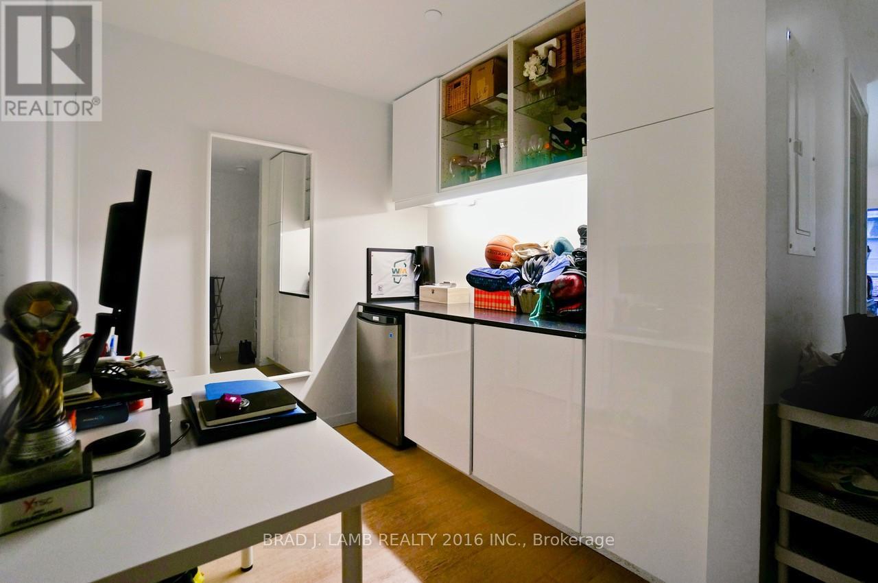 210 - 383 Sorauren Avenue, Toronto, Ontario  M6R 0A4 - Photo 9 - W12484538