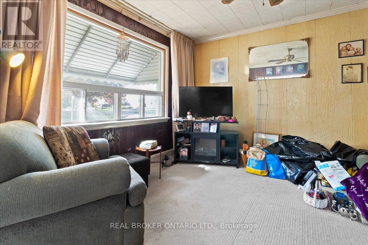 1097 Enola Avenue, Mississauga, Ontario  L5G 4B1 - Photo 10 - W12484563