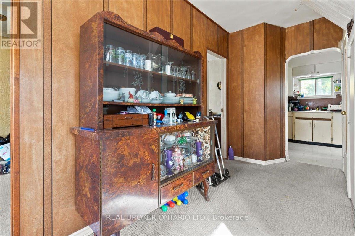 1097 Enola Avenue, Mississauga, Ontario  L5G 4B1 - Photo 11 - W12484563