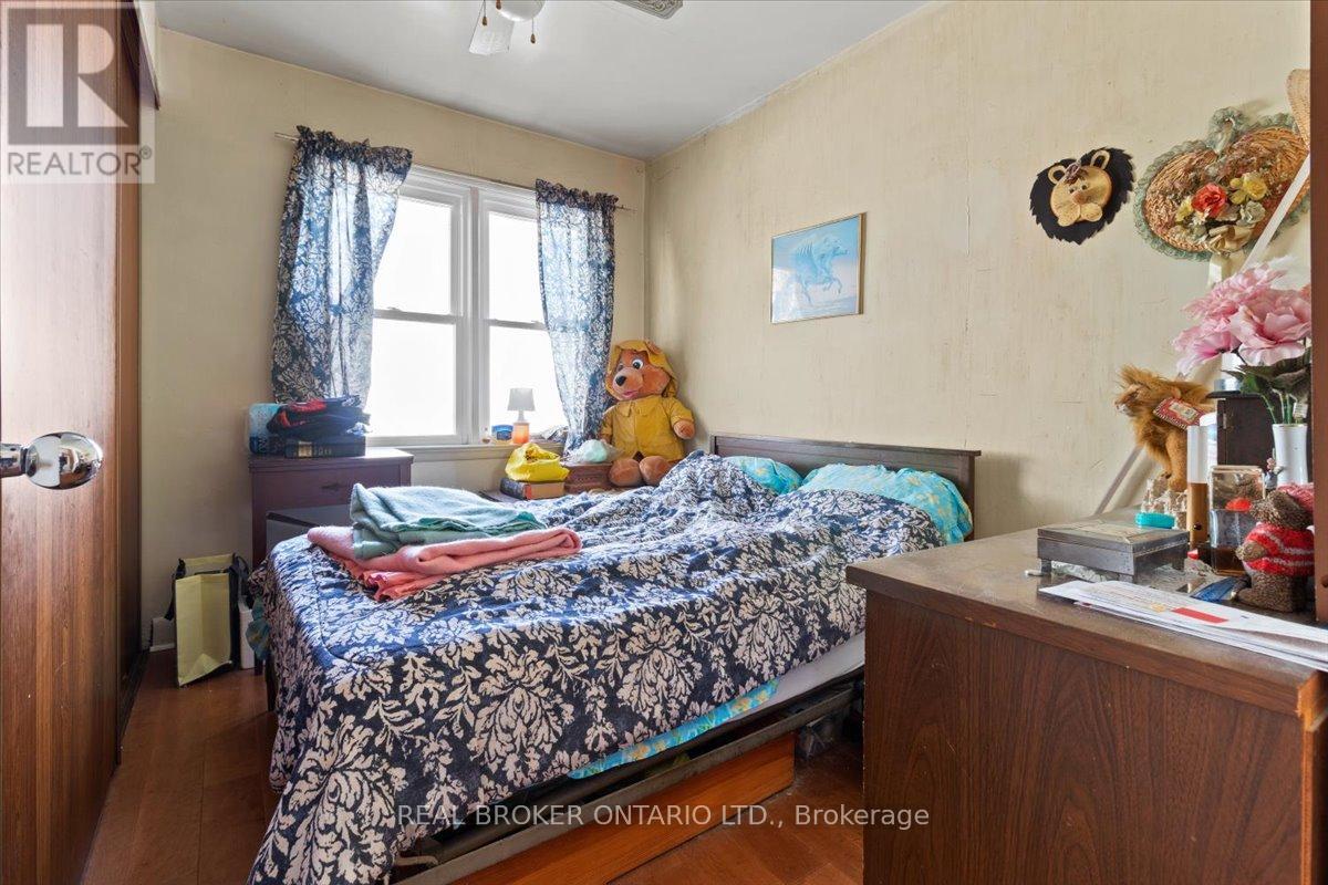 1097 Enola Avenue, Mississauga, Ontario  L5G 4B1 - Photo 12 - W12484563