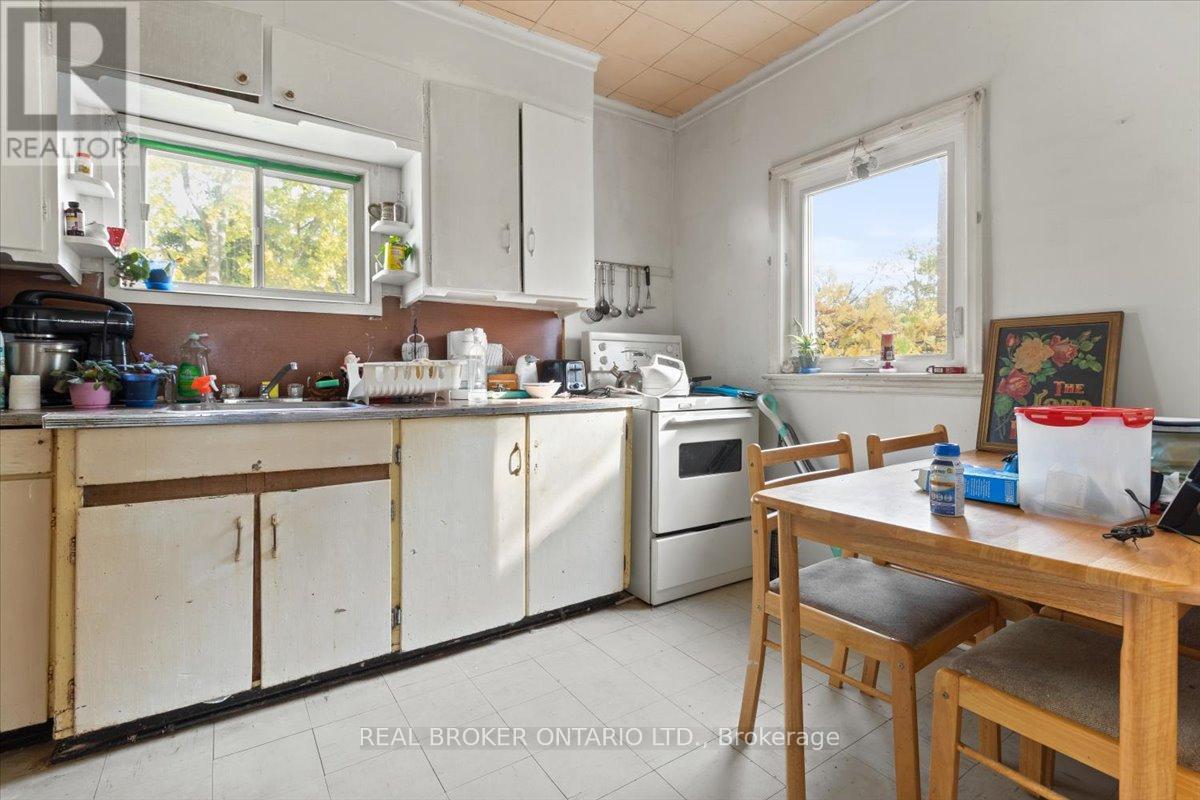 1097 Enola Avenue, Mississauga, Ontario  L5G 4B1 - Photo 13 - W12484563