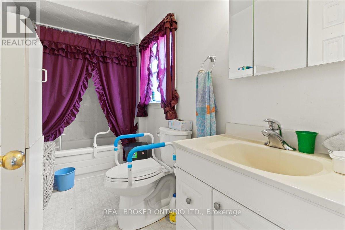 1097 Enola Avenue, Mississauga, Ontario  L5G 4B1 - Photo 15 - W12484563
