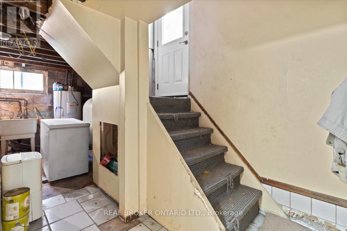 1097 Enola Avenue, Mississauga, Ontario  L5G 4B1 - Photo 19 - W12484563