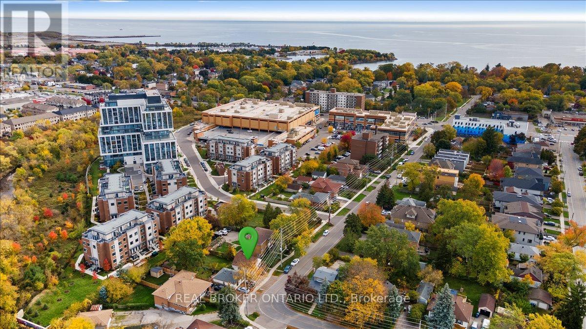 1097 Enola Avenue, Mississauga, Ontario  L5G 4B1 - Photo 2 - W12484563