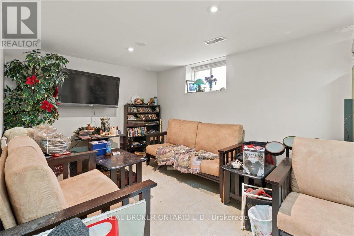 1097 Enola Avenue, Mississauga, Ontario  L5G 4B1 - Photo 20 - W12484563