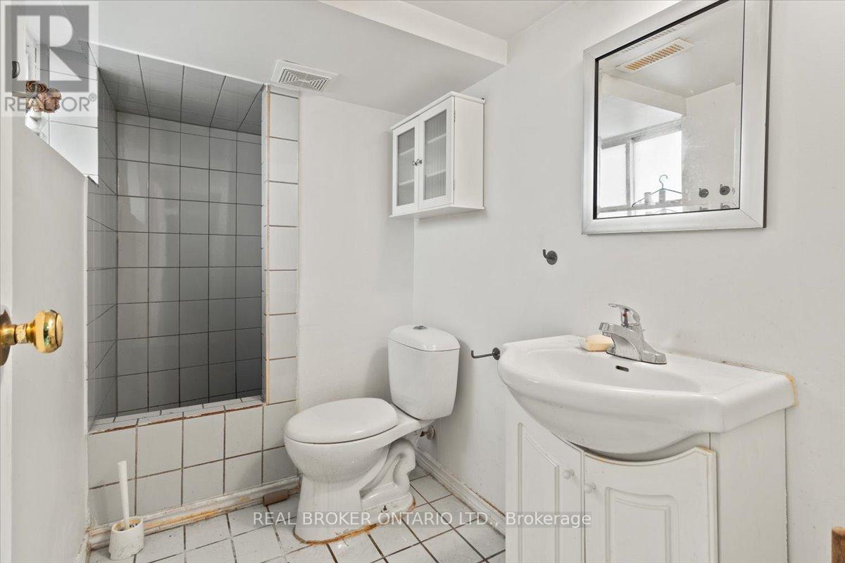 1097 Enola Avenue, Mississauga, Ontario  L5G 4B1 - Photo 21 - W12484563