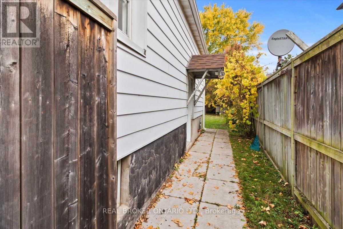 1097 Enola Avenue, Mississauga, Ontario  L5G 4B1 - Photo 22 - W12484563