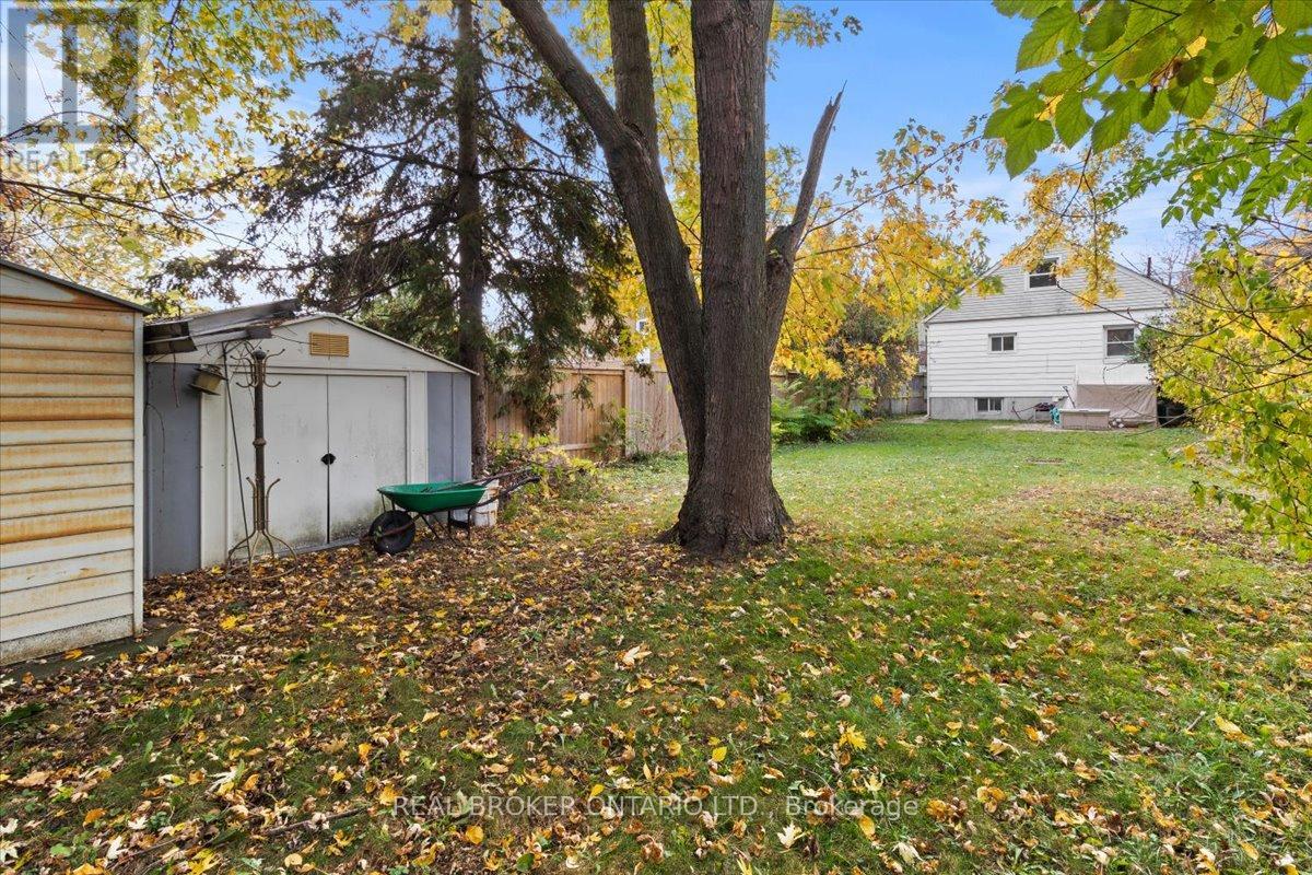 1097 Enola Avenue, Mississauga, Ontario  L5G 4B1 - Photo 26 - W12484563