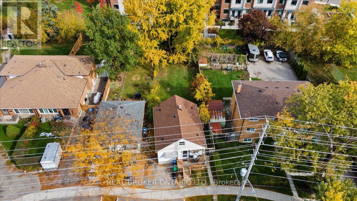 1097 Enola Avenue, Mississauga, Ontario  L5G 4B1 - Photo 3 - W12484563