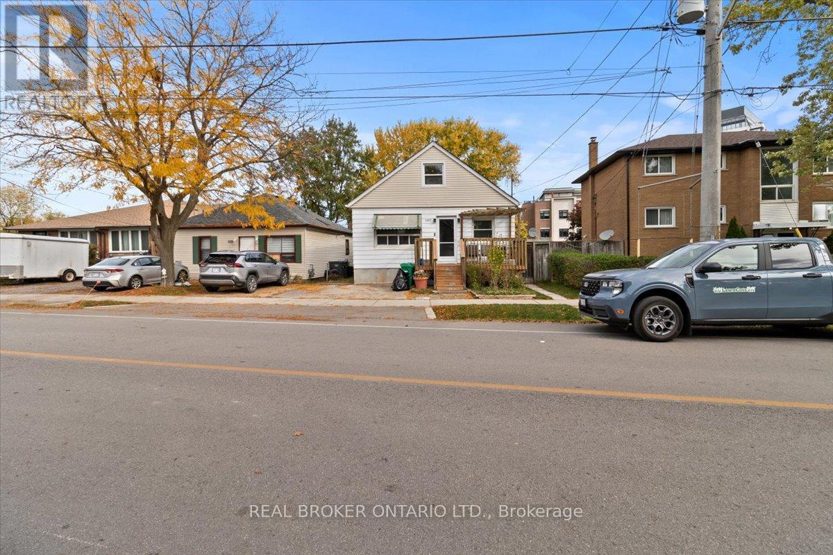 1097 Enola Avenue, Mississauga, Ontario  L5G 4B1 - Photo 4 - W12484563