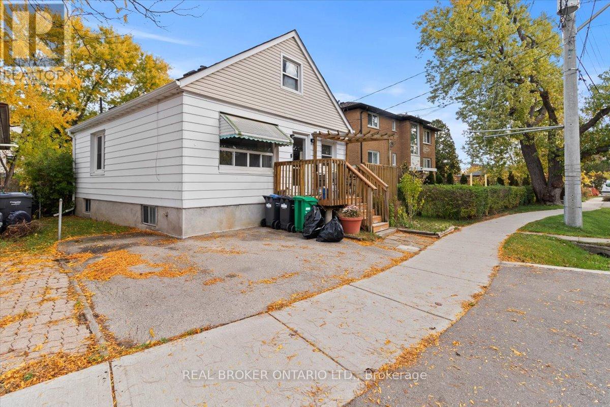 1097 Enola Avenue, Mississauga, Ontario  L5G 4B1 - Photo 5 - W12484563