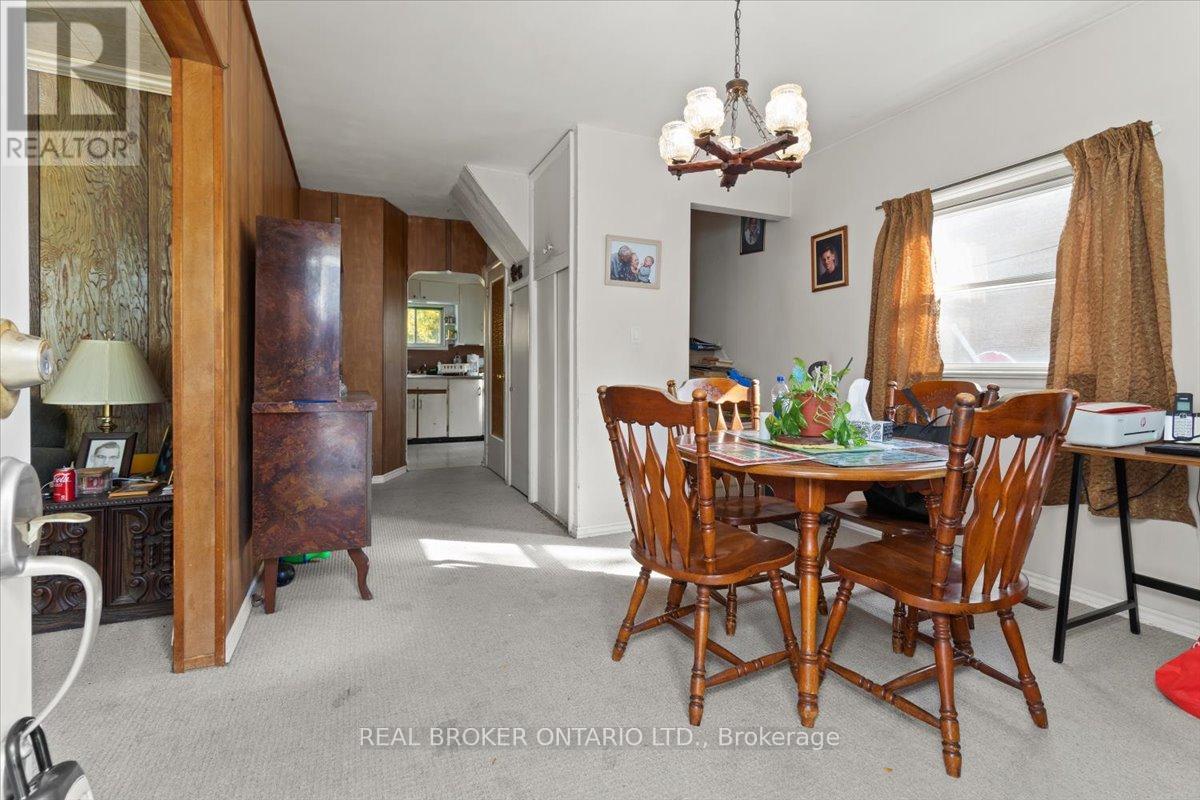 1097 Enola Avenue, Mississauga, Ontario  L5G 4B1 - Photo 8 - W12484563
