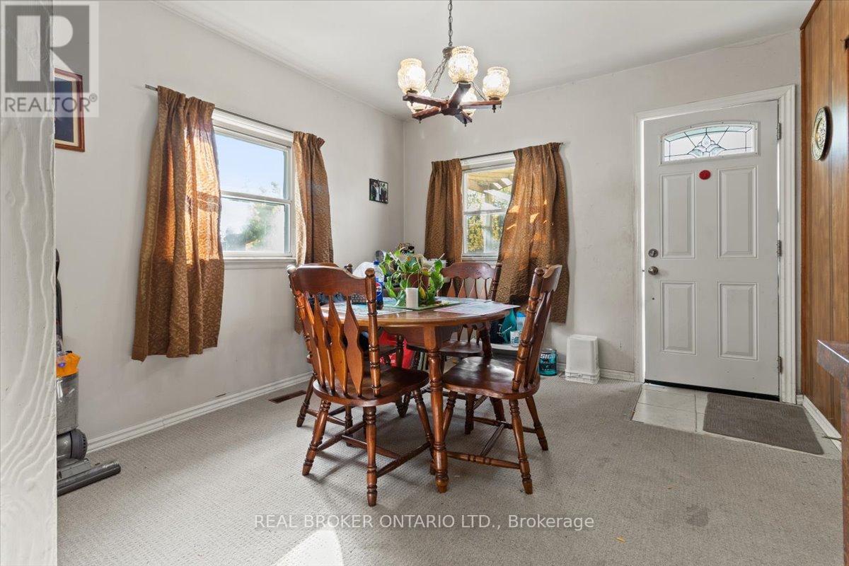 1097 Enola Avenue, Mississauga, Ontario  L5G 4B1 - Photo 9 - W12484563