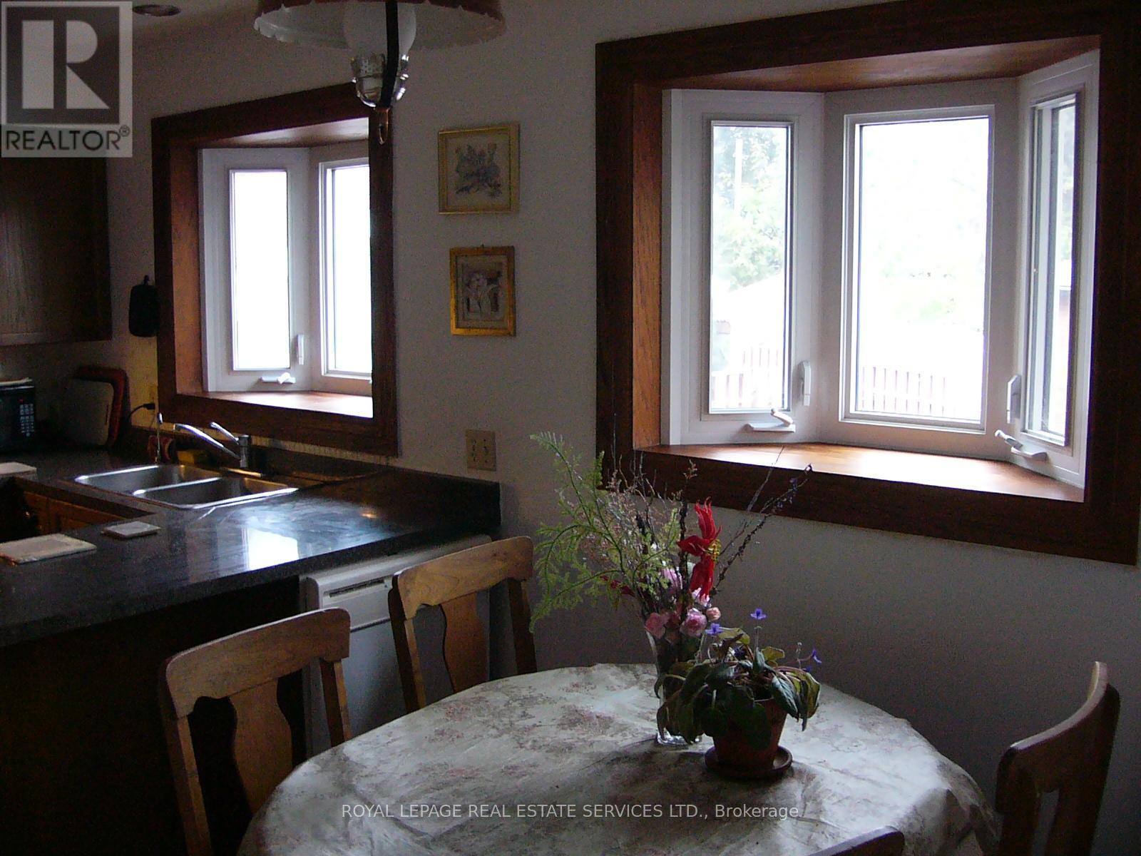 1193 Ingledene Drive, Oakville, Ontario  L6H 2H8 - Photo 7 - W12410581