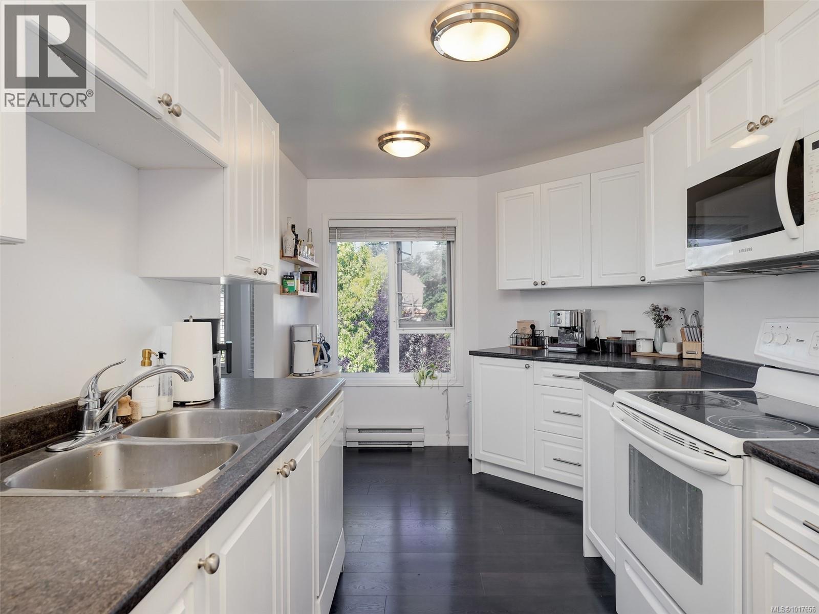 410 490 Marsett Pl, Saanich, British Columbia V8Z 7J1 - Photo 4 - 1017656