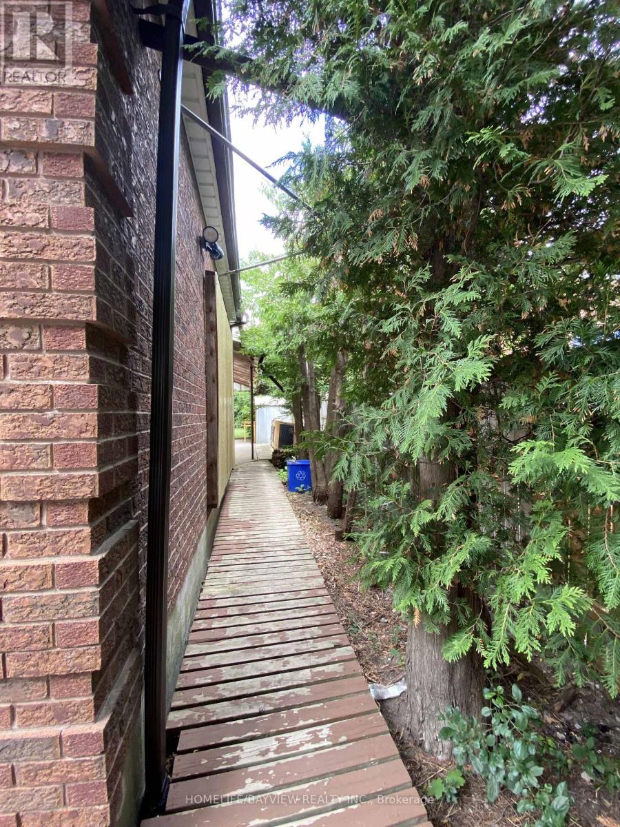 Bsmt Unit - 2 Westwood Lane, Richmond Hill, Ontario  L4C 6X9 - Photo 3 - N12484590