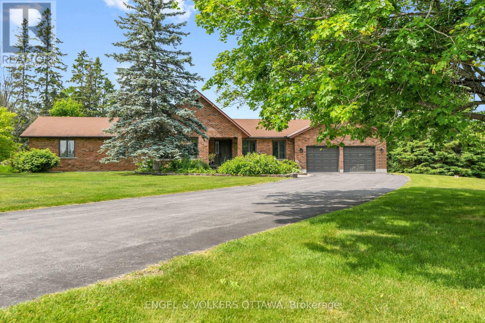 102 DELANEY DRIVE, Ottawa, Ontario