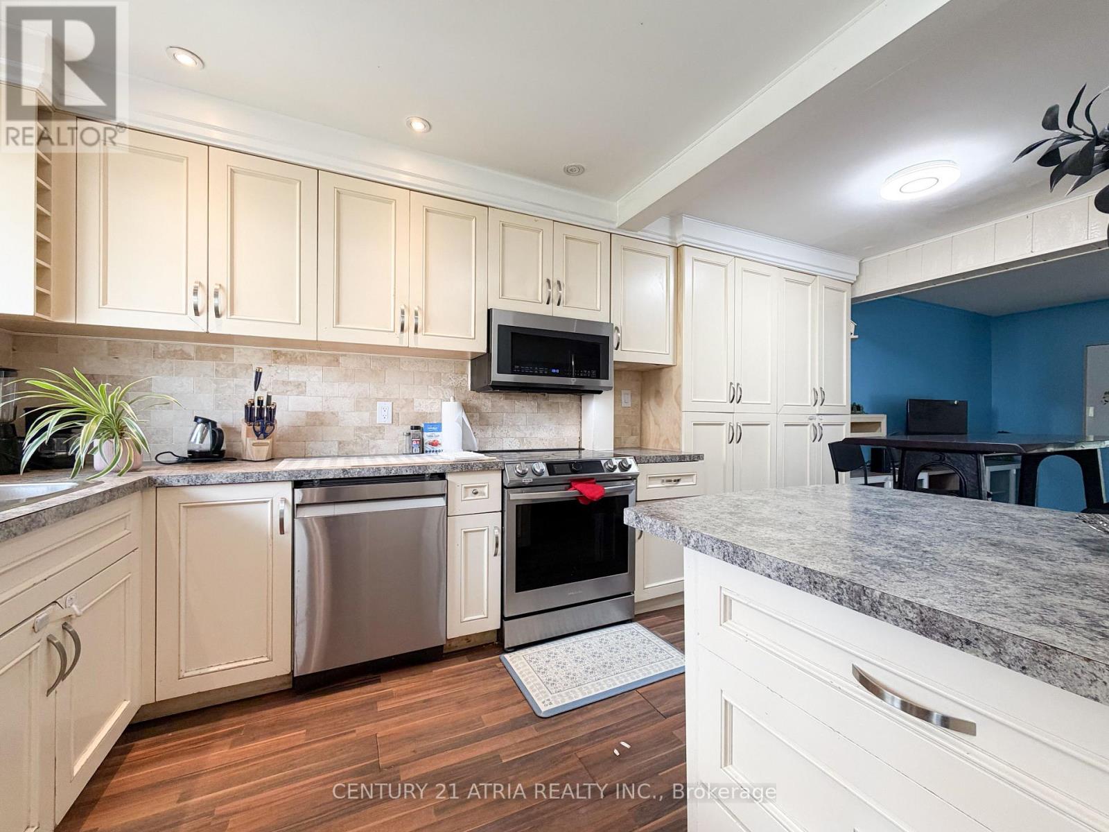 31 Hercules Court, Brampton, Ontario  L6S 1X6 - Photo 5 - W12484577