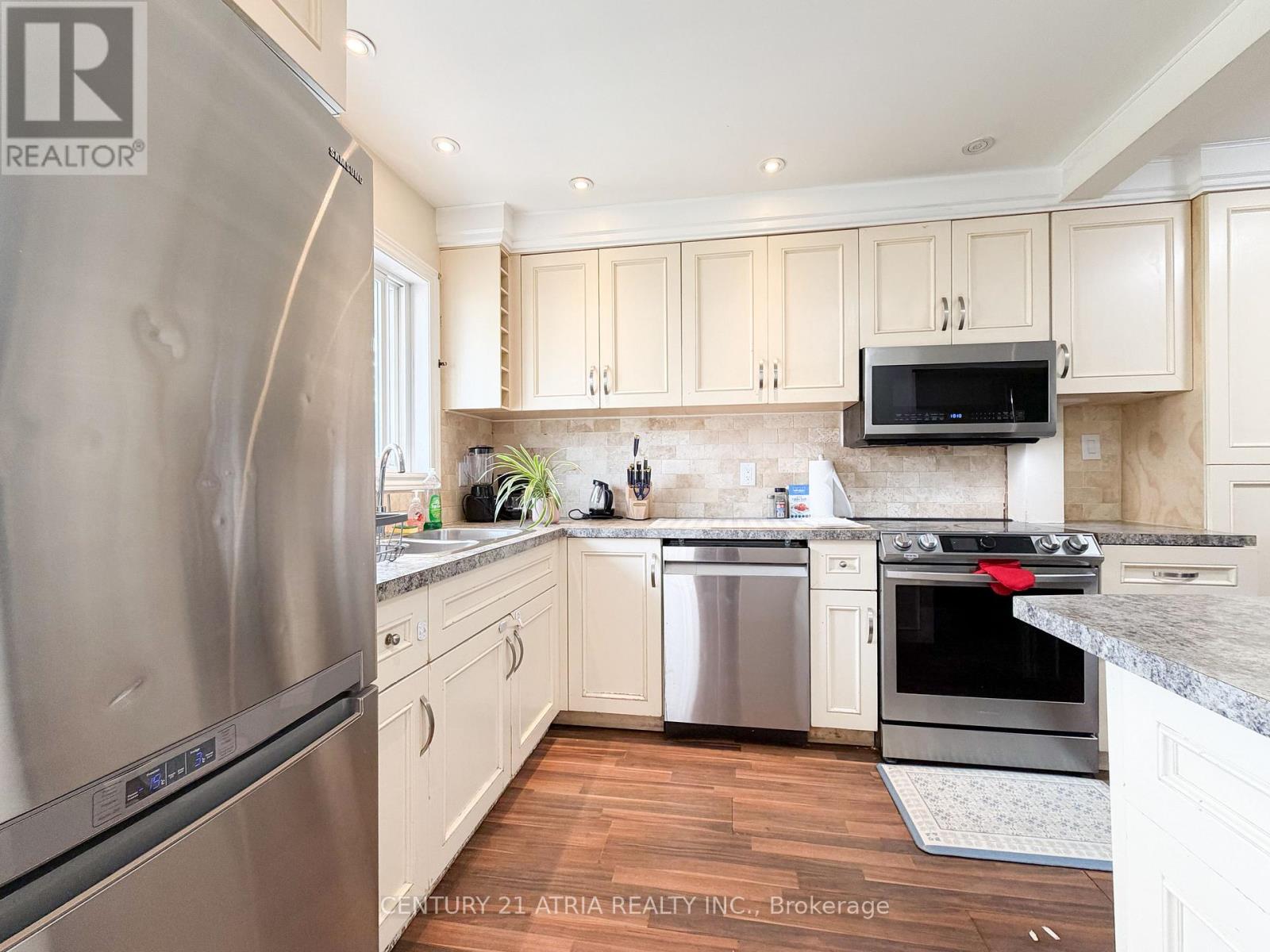 31 Hercules Court, Brampton, Ontario  L6S 1X6 - Photo 6 - W12484577
