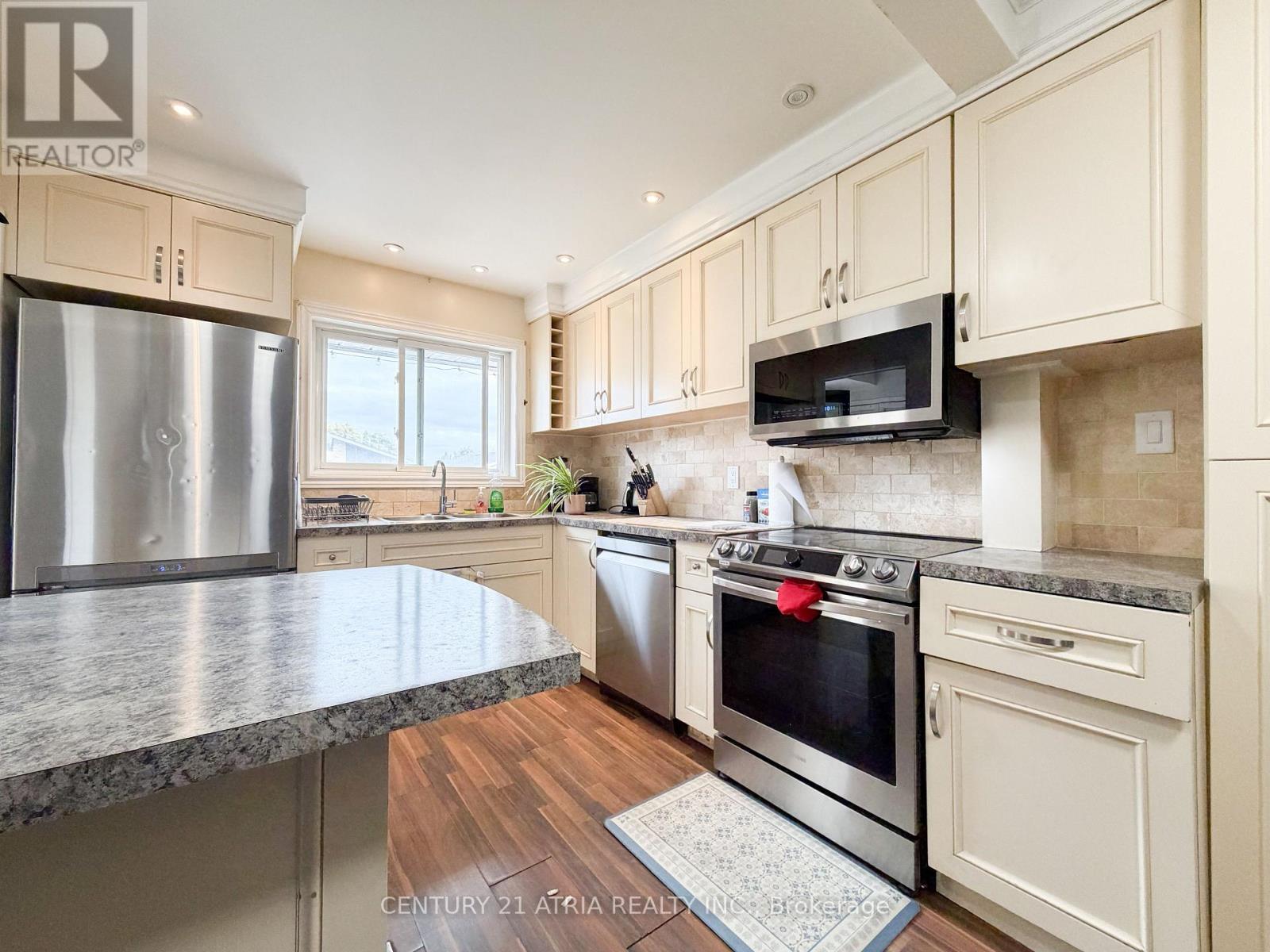 31 Hercules Court, Brampton, Ontario  L6S 1X6 - Photo 7 - W12484577