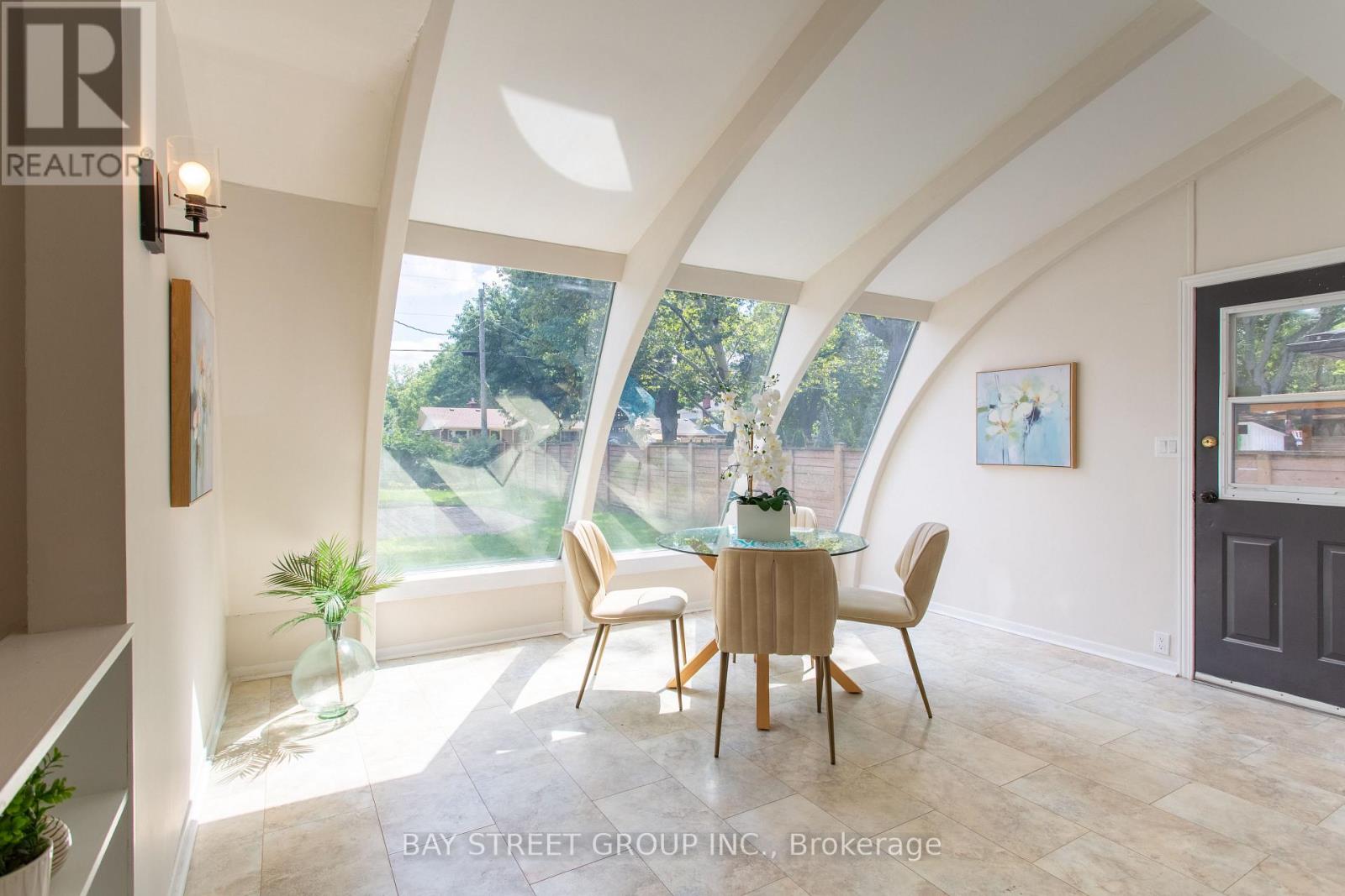 2 Parklane Crescent, St. Catharines, Ontario  L2T 3V1 - Photo 4 - X12484575