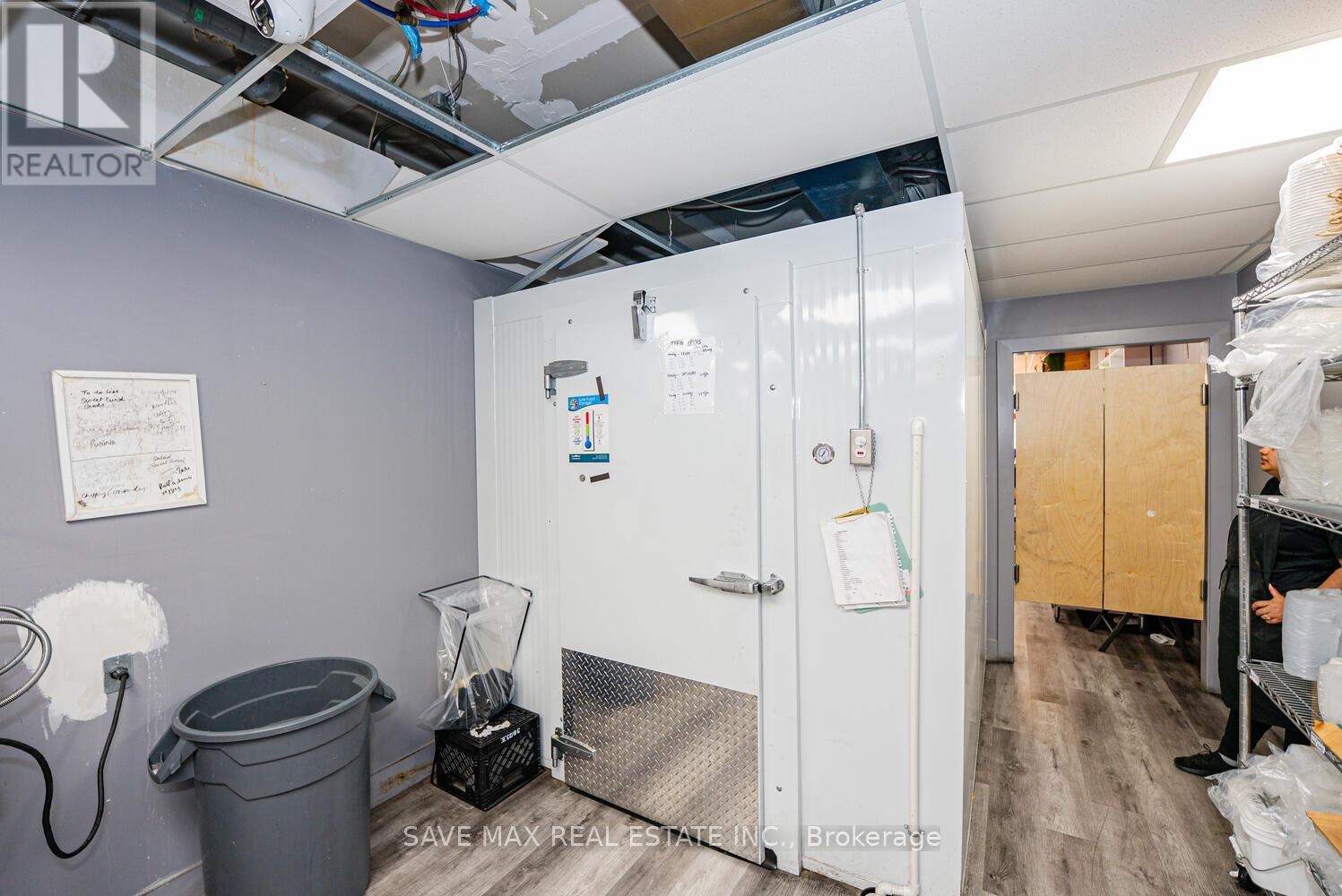 4681 Queen Street, Niagara Falls, Ontario  L2E 2L9 - Photo 12 - X12484576