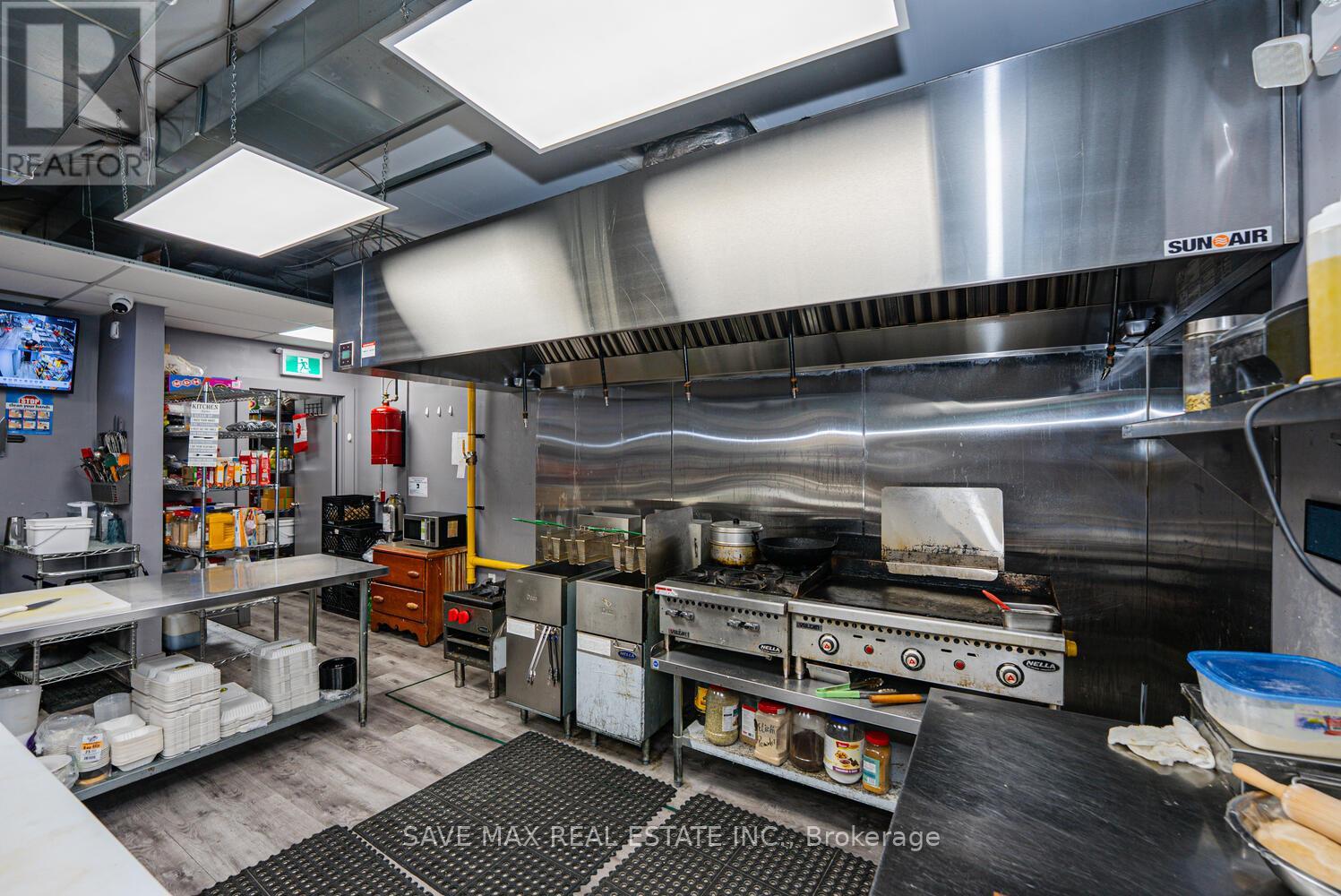 4681 Queen Street, Niagara Falls, Ontario  L2E 2L9 - Photo 7 - X12484576