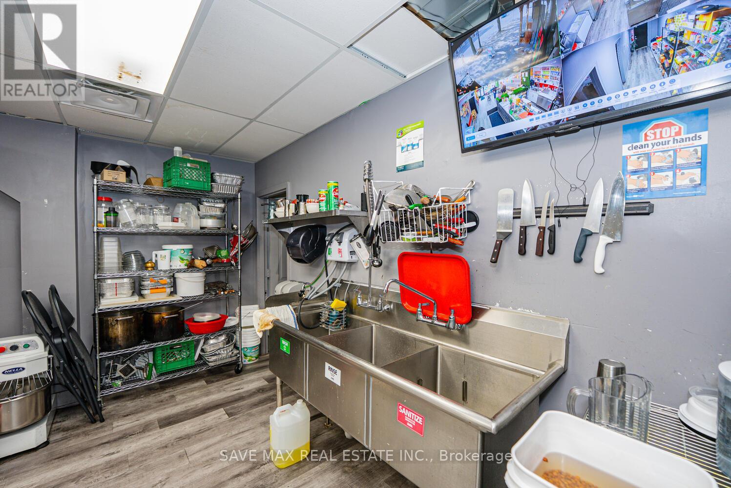 4681 Queen Street, Niagara Falls, Ontario  L2E 2L9 - Photo 9 - X12484576